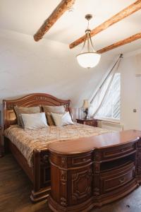a bedroom with a wooden bed with a wooden table at Metskapteni Puhkemaja in Põõsaspea