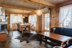 a living room with a couch and a table at Metskapteni Puhkemaja in Põõsaspea