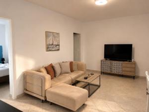 ein Wohnzimmer mit Sofa und Flachbildfernseher in der Unterkunft Selene House in Volímai