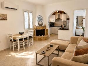 ein Wohnzimmer mit Sofa und Tisch in der Unterkunft Selene House in Volímai