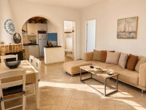 ein Wohnzimmer mit Sofa und Tisch in der Unterkunft Selene House in Volímai