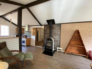 ein Wohnzimmer mit einem Holzofen in einem Zimmer in der Unterkunft Magical hide-away in the forest in Trensum