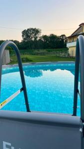 a view of a swimming pool with blue water at Casa sul fiume in Gorgo