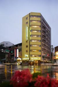 een groot gebouw in een stadsstraat 's nachts bij Gene Long Haiy Att Hotel in Chiayi City