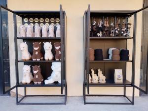 eine Vitrine voller Stofftiere in der Unterkunft Alpacacamp in Helvécia