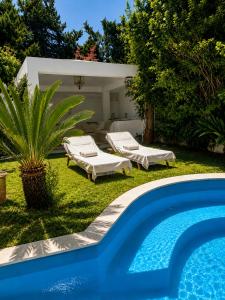 a backyard with a swimming pool and a house at Alya Residence in La Marsa