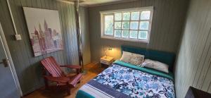 a small bedroom with a bed and a window at Casa completa para 6 personas centro Puerto Montt, 700 metros estatua enamorados in Puerto Montt
