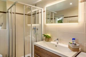 a bathroom with a sink and a shower at Ferienhaus Kleine Auszeit in Bleicherode +36 photos