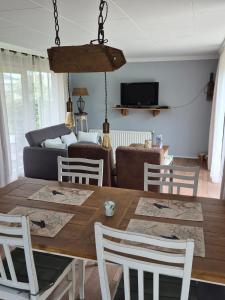 a living room with a wooden table and chairs at Het ooievaarsnest in Warmond