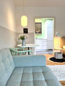 a living room with a couch and a table at Apartment am Freitagsbach in Celle