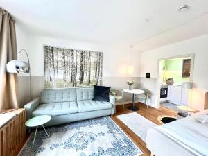 a living room with a couch and a table at Apartment am Freitagsbach in Celle