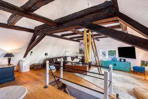 a living room with wooden ceilings and wooden beams at Heimat Liebe_Scialla in Herbolzheim