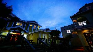 a house at night with the lights on at Buan lemon terrace pension in Buan