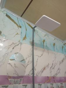 a lamp in a room with a marble wall at Tirosa in Nembrala