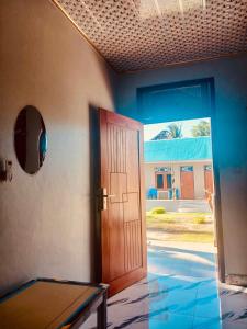 a room with a door and a ping pong table at Tirosa in Nembrala