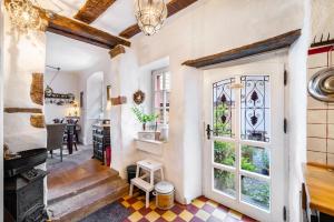 a home with a hallway with a door and a table at Heimat Liebe_Scialla in Herbolzheim