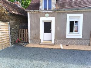 a house with a white door and a window at Chez eugénie in Génis