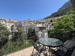a table and chairs on a balcony with a view at Casa del Agua in Cazorla