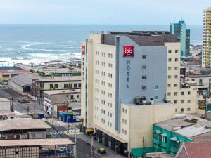 a building with a hico sign on the side of it at ibis Iquique in Iquique