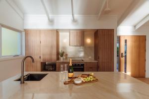 a kitchen with a counter with a bottle of wine at Casa Airlie in Airlie Beach