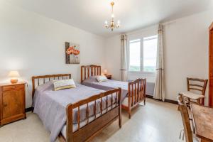 two beds in a bedroom with a window at Gîte La Motette Drôme Provençale in Rousset-les-Vignes