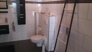 ブレーメンにあるPatio 2のトイレとシャワー付きのバスルーム +18枚の写真