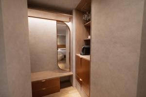a dressing room with a mirror in a room at Porto Antico in Chania