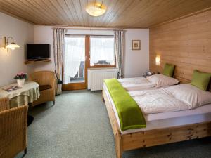 Łóżko lub łóżka w pokoju w obiekcie Gästehaus Böck in Pfronten