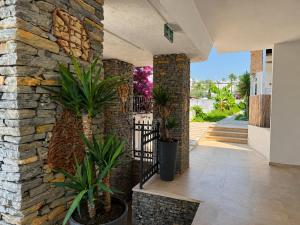 a stone wall with plants in a hallway at Salinas Hotel in Gümbet