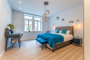 a bedroom with a bed and a desk and a window at Lit Living - Deluxe Apartments - Box Spring - Parking - Neueröffnung - NEW OPENING in Worms +60 photos