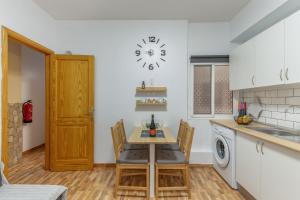 a kitchen with a table and chairs in a kitchen at Las Sirenas 2 in Las Palmas de Gran Canaria