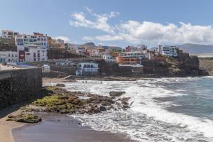 a view of a beach with buildings and the ocean at Las Sirenas 2 in Las Palmas de Gran Canaria