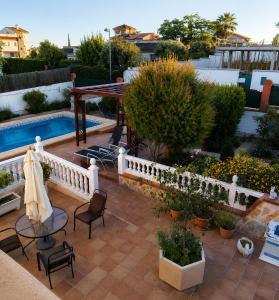 a patio with a table and chairs and a pool at Casa Flamenca en El Ventorrillo - Piscina, Tumbonas, Terraza y Aparcamiento in Cúllar-Vega +62 photos