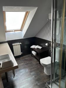 a bathroom with a toilet and a sink at Casa Savi in Miño