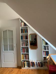 a room with a book shelf with books at Artystycznie nad Bugiem 1 in Gnojno