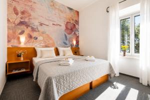 a bedroom with a bed with two towels on it at Hotel Kastil in Bol