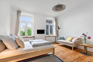 a living room with a couch and a table at Ferienwohnung auf Dreiseithof in Twedt