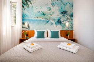 a bedroom with a bed with two towels on it at Hotel Kastil in Bol