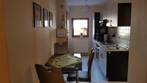 eine kleine Küche mit einem Tisch und Stühlen in der Unterkunft Ferienwohnung Giesa in Jena