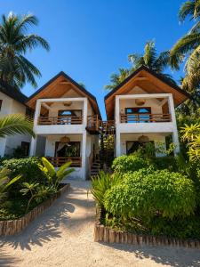 ein Haus am Strand mit Palmen in der Unterkunft Beach Bohème in Paje