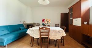 a living room with a table and a blue couch at B&B Resort Tina in Gesualdo
