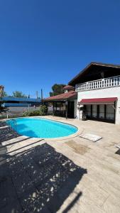 a swimming pool in front of a building at Villa Özdilek in Sapanca