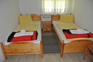 two twin beds in a room withthritisthritisthritisthritisthritisthritisthritisthritisthritis at Haus Pock Apartments in Lake Pressegg