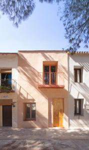 a building with a balcony on the side of it at La Rogeta in Tabarca