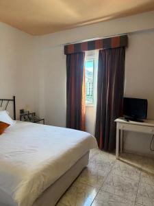 a bedroom with a bed and a window at Hotel Tanausu in Santa Cruz de Tenerife