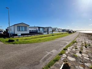 a row of houses on the side of a road at Chalet Wad'n Droom in Westerland