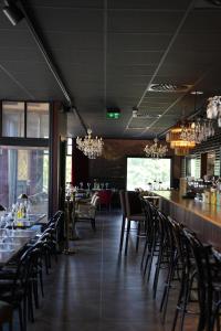 ein Restaurant mit Tischen und Stühlen und einer Bar in der Unterkunft Centralhotellet Söderhamn in Söderhamn