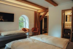a bedroom with two beds and a window at Motel Q Kornspeicher in Neuruppin