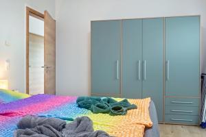 a bedroom with a bed with colorful blankets at Fewo im Fränkischen Seenland in Abenberg