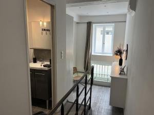 a stairway leading to a kitchen with a window at Splendide duplex en plein coeur de Vernon in Vernon